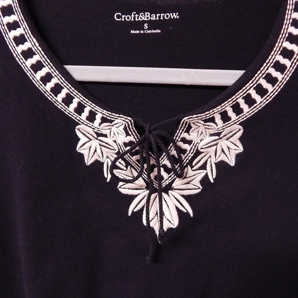 CROFT & BARROW Embroidered Ladies Top == Size Small == Black W/ White - Picture 3 of 7